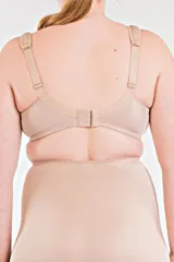 Soutien reductor color piel, sin aro, con breteles anchos acolchados regulables y espalda ancha confeccionada en Lycra reforzada.