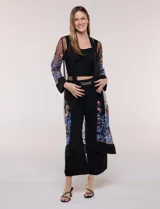 Cardigan tipo kimono largo de tul blanco semitransparente, con frente abierto y mangas largas. Presenta vistosos bordados florales multicolor en mangas, dobladillo y laterales.