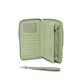 Billetera grande color verde con diseño acolchado con pespuntes en forma de rombos. Tiene cierre perimetral con tirador plateado, logo XL plateado en el frente y múltiples compartimentos internos. Confeccionada en símil cuero.