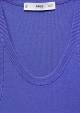 Top de punto acanalado en color azul, con cuello redondo y diseño sin mangas de corte entallado.