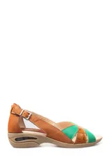 Sandalia de cuero con diseño de tiras cruzadas en colores tostado y verde, con cierre de hebilla lateral y suela con tecnología de burbuja de aire.