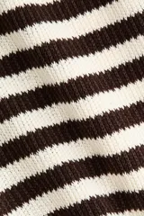 Pantalón de punto suave con patrón de rayas horizontales en color marrón y blanco, tiro medio con cintura elástica, cordón ajustable y piernas amplias de corte recto.