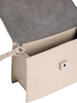 Cartera de mano estructurada color beige claro, con solapa frontal y cierre desplegable con pulsador. Posee un asa tubular superior y una correa ajustable para llevar al hombro o cruzada. El material exterior es de piel sintética con un 51% de poliéster reciclado.