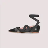 Ballerinas negras de piel con punta fina, suela de goma antideslizante, plantilla de piel con memory foam y lazos envolventes al tobillo.