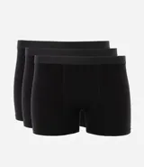 Set de tres calzoncillos tipo bóxer en color negro, gris y azul, confeccionados en algodón con elastano y cintura elástica.