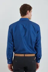 Camisa azul con microestampado blanco, de corte clásico, manga larga y cuello abotonado.