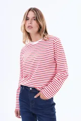 Remera de manga larga con diseño de rayas horizontales en color rojo y blanco, confeccionada en algodón, con cuello redondo y corte clásico.