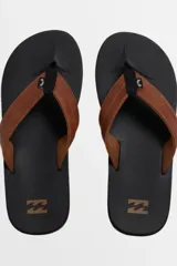 Ojotas Billabong All Day Impact con base negra y tiras marrones de efecto cuero.