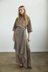 Pantalón de piqué color gris topo, de tiro medio con cintura elástica interior y diseño de pierna ancha.