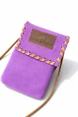 Mini bolso de gamuza color lila, con solapa y detalle de costura decorativa en color arena. Incluye una correa fina de cuero.