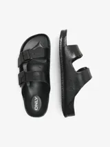 Sandalias planas de EVA color negro con acabado con brillo, punta abierta y dos correas ajustables con hebilla de la marca Only.