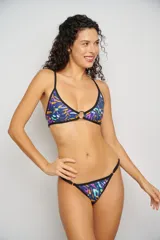 Corpiño de bikini con estampado de hojas en tonos azules y violetas, con aro metálico en el centro del busto y tirantes finos regulables que se cruzan en la espalda.