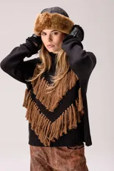 Gorro de invierno combinado de cuero negro con textura rugosa y detalle de piel sintética marrón en el borde inferior.