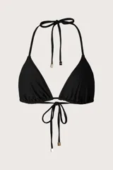 Top de bikini negro con copas triangulares, tirantes finos que se atan al cuello y en la espalda, y detalle de cuentas metálicas en los extremos de los tirantes.