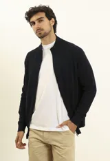 Cardigan azul de tejido de punto con cierre frontal, cuello alto y bolsillos laterales.