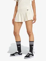 Falda mini de estilo tenista color blanco, con diseño plisado y talle bajo. Presenta el logo de la marca bordado en la parte frontal y cierre lateral.