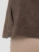 Blazer marrón de corte entallado, con cuello solapa y cierre frontal con dos botones.