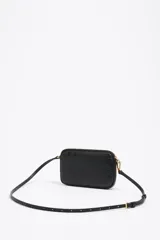Bolso bandolera mini de piel color negro con textura granulada, cierre de cremallera dorada y logo estampado de la marca Bimba y Lola.