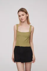 Top blanco de bretel ancho y tejido de punto.