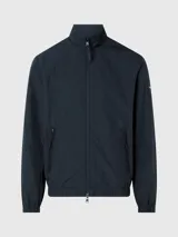 Campera negra de nailon arrugado reciclado, con cuello alto, puños y bajo elásticos, cierre con cremallera, bolsillos con cremallera en la cintura, abertura de ventilación en la espalda, forro de poliéster reciclado e insignia con el logo de goma de Calvin Klein en la manga.