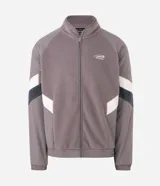 Buzo de fleece con cierre frontal completo y cuello alto. Presenta un diseño con recortes en tonos blanco y negro en las mangas y laterales, y cuenta con una estampa pequeña en el pecho.
