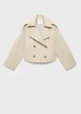 Chaqueta crop de doble botonadura color beige, con cuello pico con solapa, mangas largas y dos bolsillos laterales.