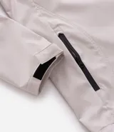 Campera deportiva Get Over de tejido técnico resistente al agua, color bordó. Presenta capucha ajustable con cordones, cierre frontal con cremallera, bolsillos laterales y un bolsillo adicional en el pecho, todos con cierre.