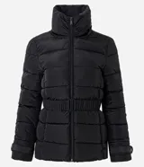 Campera puffer acolchada de color negro con pespuntes horizontales, cuello alto, cierre frontal y cinturón integrado ajustable para entallar la silueta.