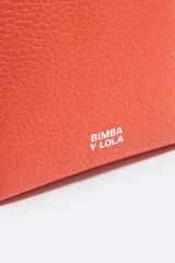 Bolso de mano mediano Bimba y Lola, color gris claro, con textura granulada. Tiene doble asa corta, correa larga extraíble, logo estampado y herrajes plateados.