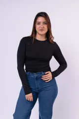 Remera de manga larga y cuello redondo, confeccionada en algodón con lycra, de calce entallado al cuerpo.