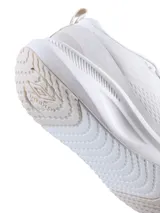 Championes deportivos Umbro modelo Void, color negro con detalles en gris oscuro. Presentan una estructura de malla transpirable, suela robusta con amortiguación y el logo de la marca en el lateral y la lengüeta.