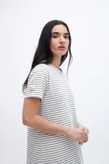 Vestido largo de algodón con rayas horizontales finas en color gris y blanco, corte recto y mangas cortas.