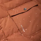 Campera puffer color naranja con cuello camisero, cierre con botones a presión, dos bolsillos de parche con botón en el pecho y relleno de pluma.