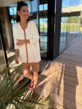 Sweater de tejido fino de viscoza color verde agua, con una tira vertical de cuero ovino en el centro.