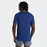 Remera deportiva New Balance de manga corta y cuello redondo, confeccionada con tecnología NB DRY de secado rápido. Presenta un diseño liso en color azul con el logotipo de la marca estampado en blanco en el pecho.