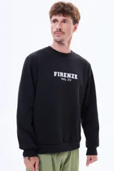 Buzo de felpa negro con cuello redondo, mangas largas y puños elásticos. Presenta un estampado frontal con la palabra 'FIRENZE' en tipografía universitaria y 'Italy, EU' debajo.