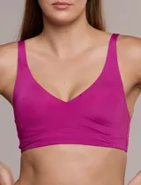 Bralette de acabado invisible color beige, con pads removibles, tiras regulables, espalda en U y diseño sin aro.