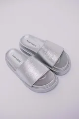 Sandalias negras de plataforma, veganas y amigables con el medio ambiente. Hechas con Piñatex, textil que busca suplantar el cuero animal, hecho a partir de las hojas del ananá.