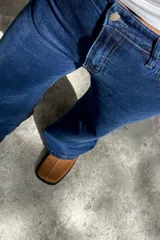 Pantalón de jean azul oscuro, corte wide leg y tiro medio alto.