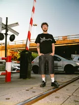 Remera negra de algodón con estampa plastisol de alta calidad.