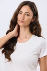 Remera básica de algodón color negro, con cuello redondo y mangas cortas de corte clásico.