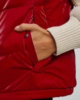 Chaleco puffer rojo con cuello de sherpa color crema, cierre frontal con cremallera y bolsillos laterales.