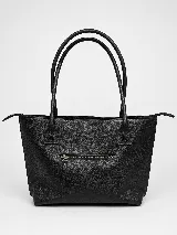 Cartera tipo tote bag de cuero vacuno color marrón oscuro, de diseño estructurado con asas largas para llevar al hombro y cierre superior. Presenta detalles de costuras decorativas y pespuntes en el frente.