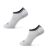 Par de medias cortas tipo sneaker Puma, color blanco con detalles en negro en el borde superior y logo de la marca en la puntera y el talón.