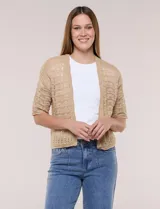 Bolero corto de punto beige, con diseño abierto sin botones y mangas cortas. Presenta un patrón de tejido calado con detalles geométricos y terminaciones onduladas en los bordes.