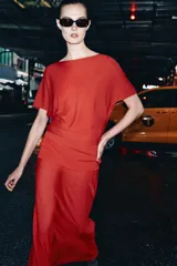 Falda larga de punto color rojo, con diseño evasé y cintura elástica.