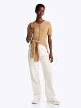 Zapatillas Tommy Hilfiger color crema con detalles en beige y dorado. Confeccionadas en poliéster con paneles mixtos y logo bordado en la lengüeta y el talón.