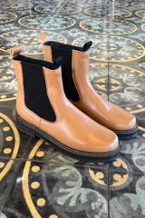 Botas Chelsea color camel de cuero, con elástico lateral negro, suela track negra y tirador trasero.