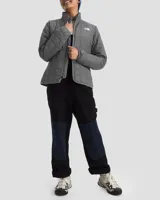 Campera gris acolchada con cierre frontal, cuello alto con interior de piel sintética y logo de la marca bordado en el pecho.