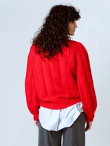 Sweater rojo de punto con cuello redondo y mangas largas abullonadas, con puños y dobladillo acanalados.